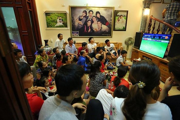 Trước đó, căn nhà cũ của gia đình Văn Toàn cũng khá khang trang. Phòng khách rộng, có thể chứa đông người đến quây quần xem bóng đá.