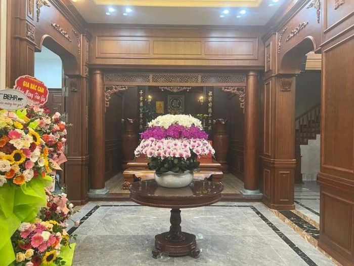 Bên trong nhà càng khiến mọi người choáng ngợp với nội thất gỗ sang trọng, chẳng khác nào "biệt phủ".