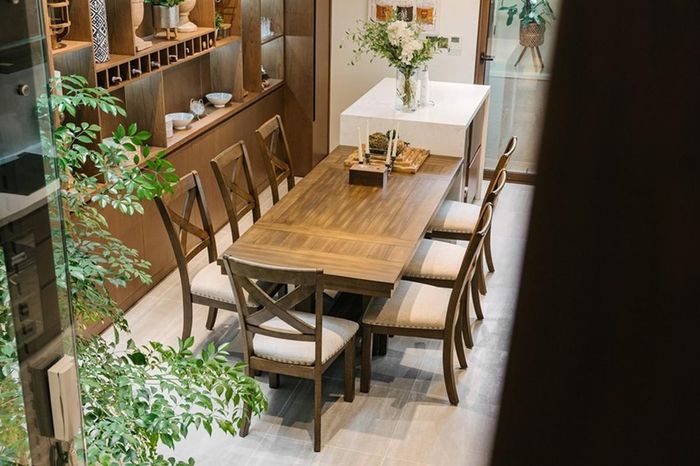 Trong nhà lắp thang máy cho tiện việc đi lại vì có 3 tầng lầu.