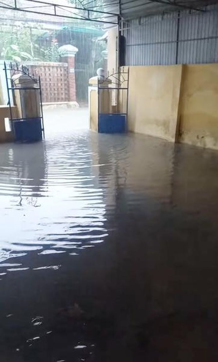 Một nhà dân ở trung tâm TP Huế bị nước ngập vào sân. (Ảnh: T. Nga)