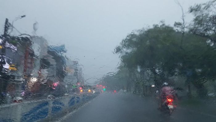 Mưa lớn khiến nhiều hoạt động tại Huế phải dừng lại như: Quảng diễn Trung thu, Ngày hội Đèn lồng...; một số trường học đã phải cho học sinh về sớm hay nghỉ học. (Ảnh: Đại Dương)