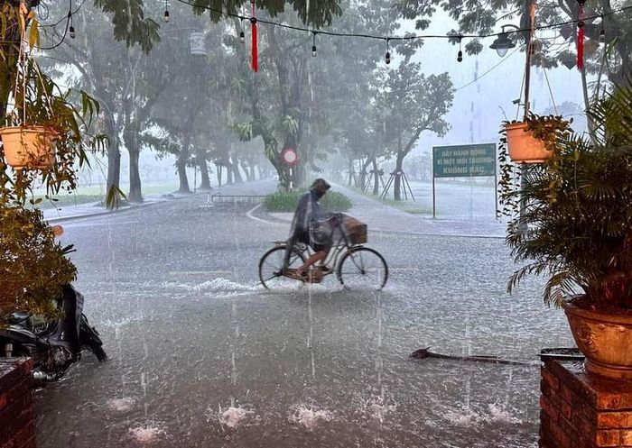 Mưa "trắng trời" làm nhiều tuyến đường ở bờ Nam và bờ Bắc sông Hương bị ngập. (Ảnh: Ng.H)