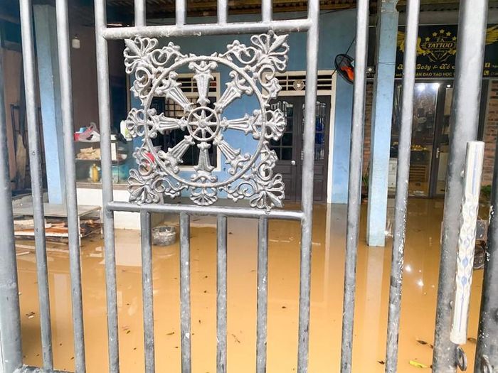 Nước vào sâu trong sân và nhà của một người dân trên đường Nguyễn Hữu Cảnh, TP Huế.