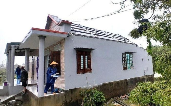 Lốc xoáy khiến nhà dân ở xã Quảng Thành bị tốc mái.