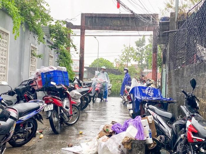 Nhiều xe máy được đưa ra khỏi khu vực bị ngập.