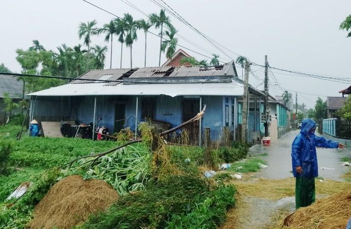 Người dân và cơ quan chức năng phối hợp dọn dẹp. (Ảnh: H.D)