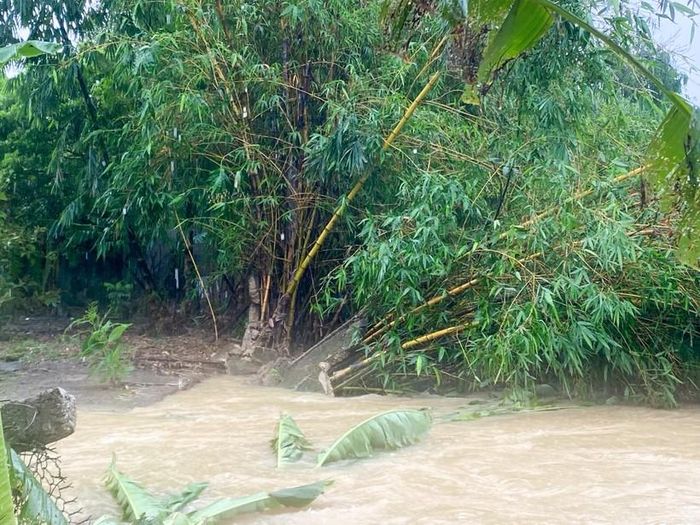 Lượng nước lớn tràn về vùng trũng khiến bờ tường một nhà dân bị sập.