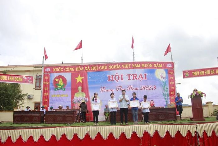 Trao giải cho các chi đoàn tham gia Hội trại.