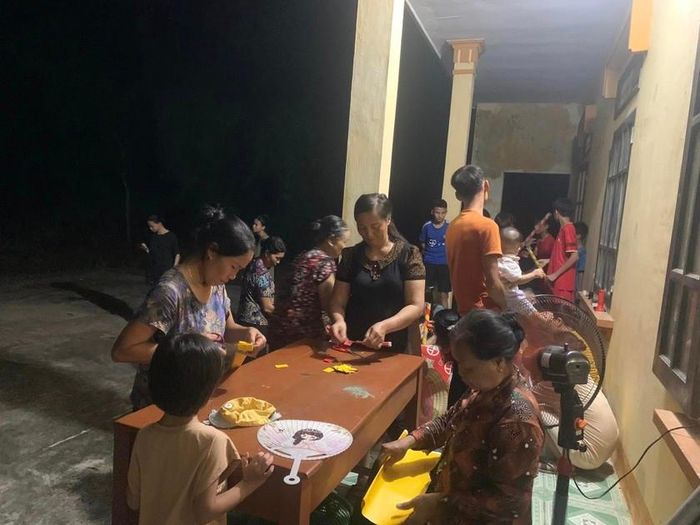 Hoạt động làm trại trung thu có sự tham gia của nhiều lứa tuổi từ thiếu niên, thanh niên đến người cao tuổi.