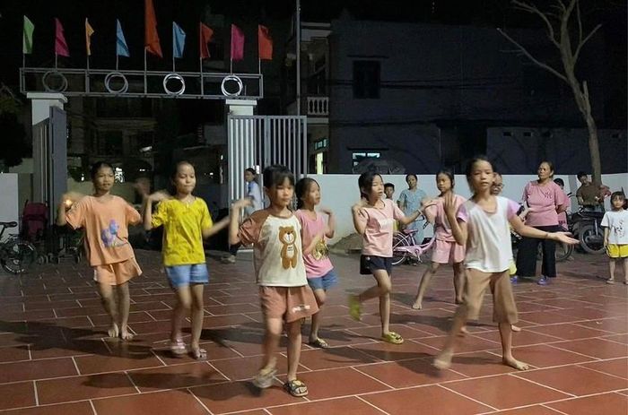 Thiếu nhi tại làng Đồng Lệ đang chuẩn bị những tiết mục múa cho chương trình Đêm hội Trăng rằm.