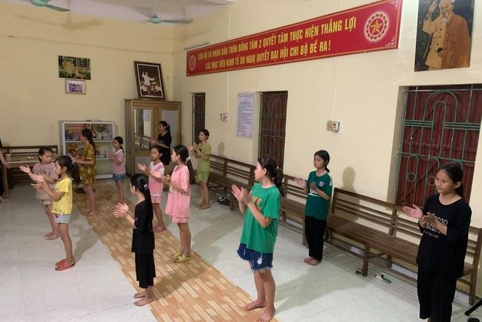 Các thiếu niên, nhi đồng thôn Đồng Tâm 2 chuẩn bị tiết mục văn nghệ cho ngày Tết Trung thu.