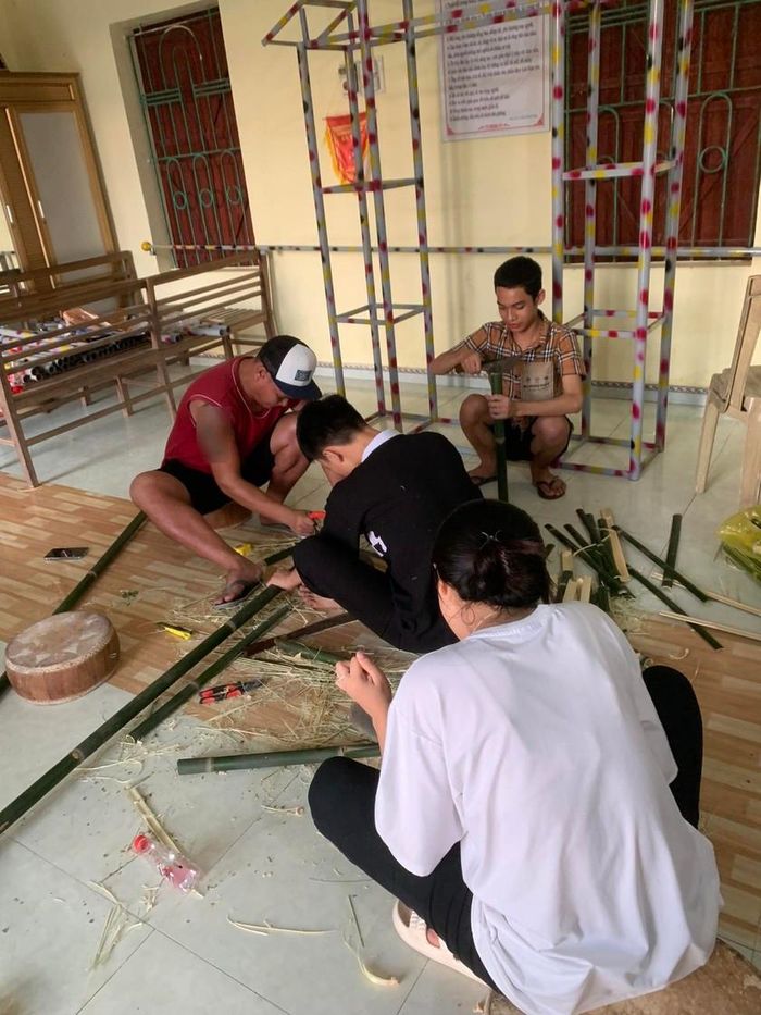 Trại được làm thủ công với các vật liệu từ tre, giấy,...