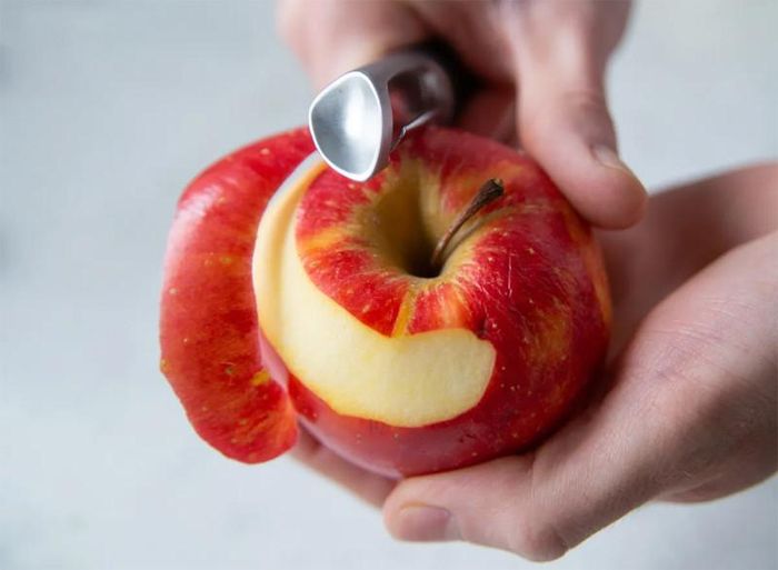 Một số người lựa chọn gọt vỏ táo vì vấn đề tiêu hóa và sở thích. Ảnh: Eatthis