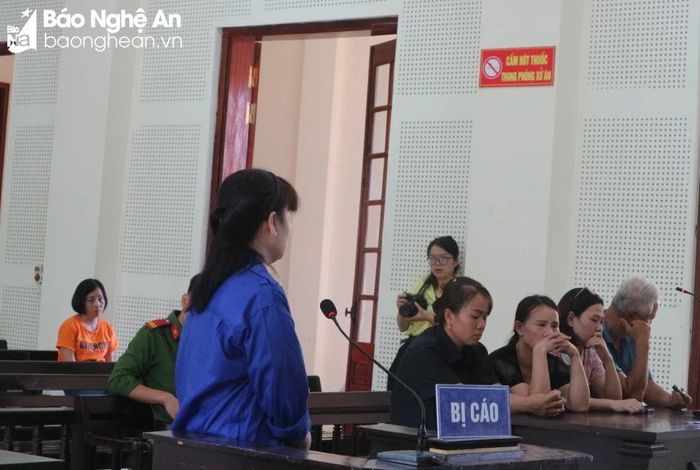  Bị cáo quay sang xin lỗi các bị hại. Ảnh: Trần Vũ 