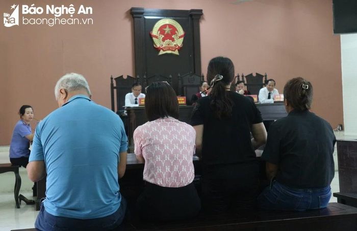  Các bị hại đến tham dự tòa cho biết rất khốn đốn vì tin lời bị cáo. Ảnh: Trần Vũ 