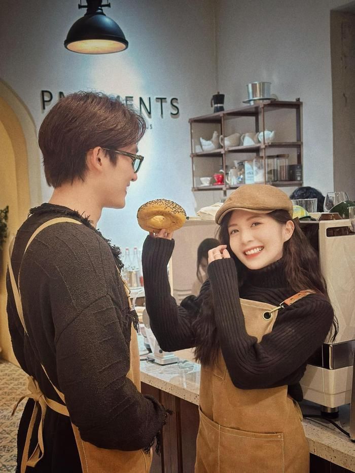 Đình Tú được nhiều khán giả nhớ đến bởi những màn tương tác đầy tình cảm với các bạn diễn nữ trong loạt phim truyền hình đình đám