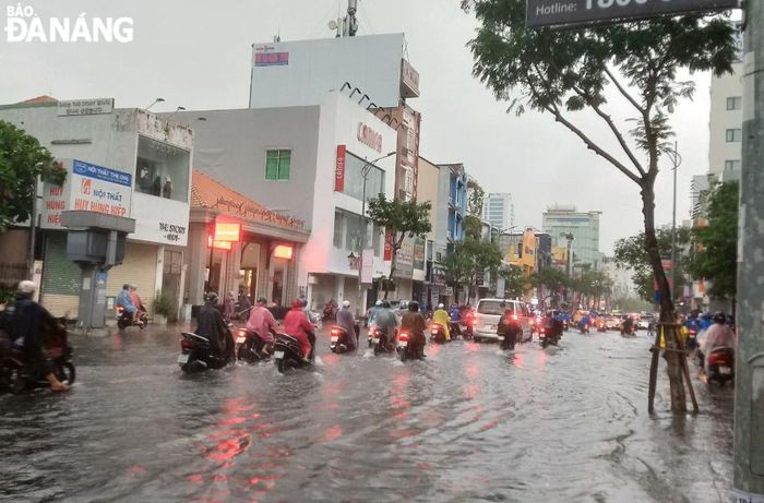 Do mưa lớn nên ngay từ sớm một số đoạn trên đường Lê Duẩn đã bị ngập.
