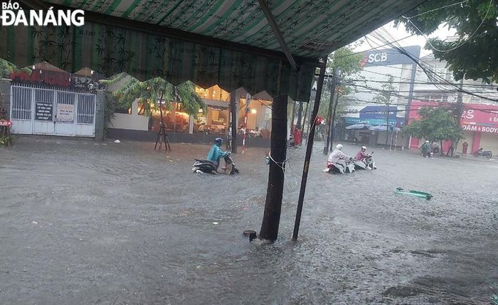 Mưa lớn trong thời gian dài khiến một tuyến đường cũng bị ngập sâu trong nước.