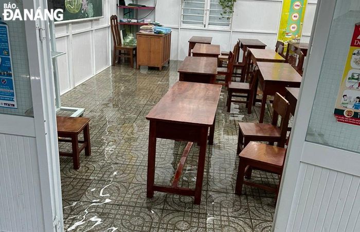 Mưa lớn, nước ngập tràn cả vào lớp học của Trường tiểu học Phan Đăng Lưu.