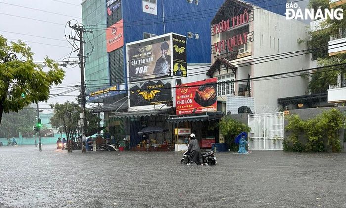 Một đoạn đường Phan Đăng Lưu nước ngập đến nửa bánh xe máy.
