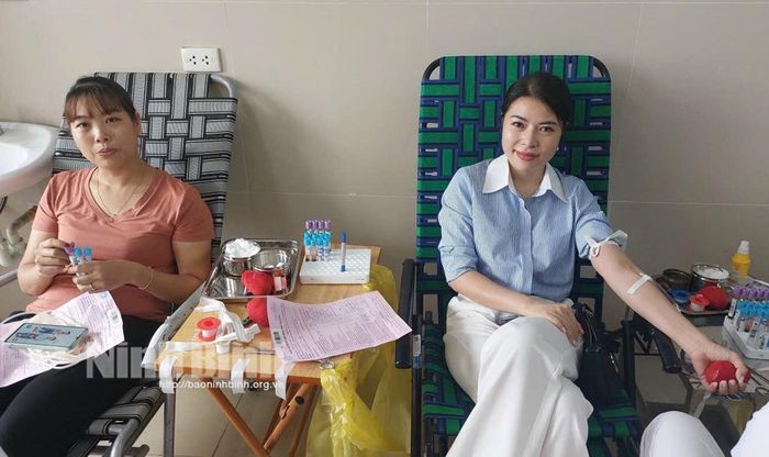 Các tình nguyện viên sẵn sàng hiến máu khẩn cấp khi được kêu gọi.