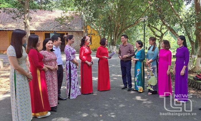 Ngày 23-9 vừa qua, tại Khu di tích K9 - Đá Chông (Hà Nội), Chi bộ Tuyên giáo, Ban Tổ chức, Văn phòng Huyện ủy Phú Lương đã phối hợp tổ chức sinh hoạt chuyên đề học tập và làm theo tư tưởng, đạo đức, phong cách Hồ Chí Minh.