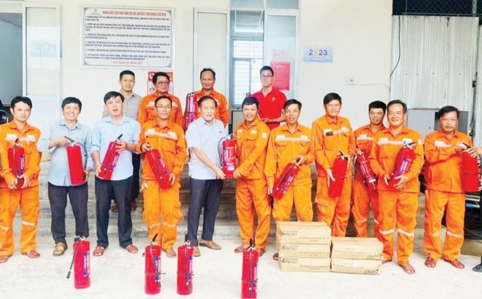  Điện lực Phú Vang trang bị bình chữa cháy cho cán bộ, nhân viên, người lao động 