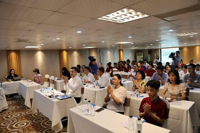 Giáo viên, học sinh tham gia hội thảo.