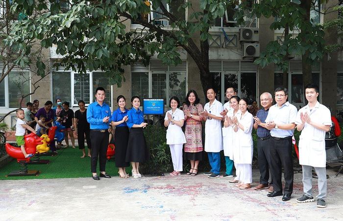 Cụm thi đua số 2 Đoàn Khối các cơ quan thành phố Hà Nội phối hợp với Bệnh viện E khánh thành công trình sân chơi thiếu nhi.