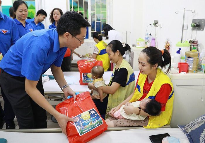 Trao quà Trung thu cho các em nhỏ không đến tham gia chương trình.