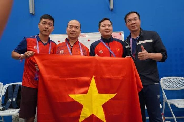 Xạ thủ Ngô Hữu Vương (thứ 3 từ trái sang) lần đầu tiên giành HCB tại ASIAD. ẢNH: Hoàng Linh