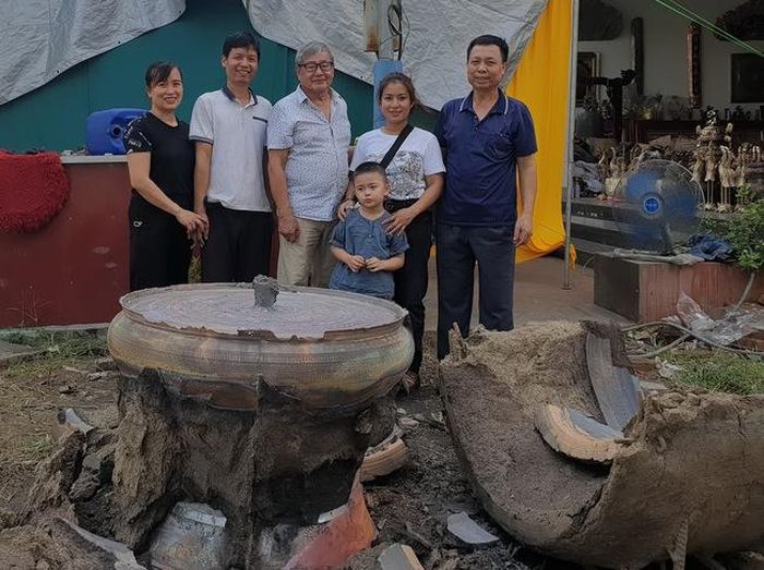 TS Nguyễn Việt (thứ ba từ trái sang) cùng “đội hình kỹ thuật chính” và mọi người chụp ảnh lưu niệm với trống đồng