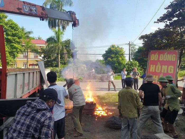 Rất khẩn trương chuyển nồi nấu đồng vào vị trí đậu rót khuôn trống
