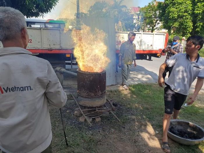 Thả những mảnh vỡ trống Đông Sơn thật vào nồi nấu!
