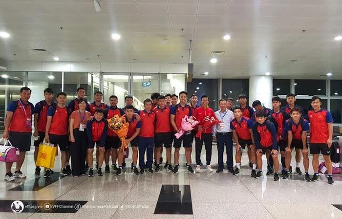 Đội tuyển Olympic Việt Nam về đến sân bay Nội Bài sau gần 1 ngày di chuyển.Ảnh: VFF