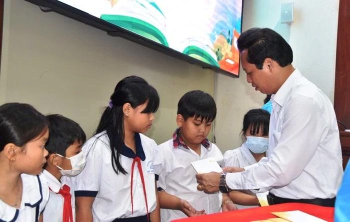 Phó Chủ tịch Ủy ban nhân dân tỉnh Tiền Giang Nguyễn Thành Diệu trao học bổng cho các em học sinh nghèo hiếu học.
