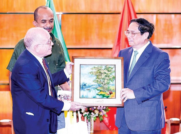 Thủ tướng Phạm Minh Chính tặng bức tranh cây tre Việt Nam cho ông Pedro de Oliveira, Tổng Thư ký Hội Hữu nghị Brazil - Việt Nam. Ảnh: TTXVN
