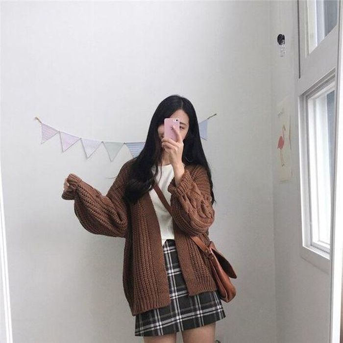 Sự lựa chọn tuyệt vời cho các cô nàng có chiều cao khiêm tốn, bởi vì chân váy chính là item giúp chân dài hơn và giúp các nàng cao hơn. Kết hợp với áo cardigan mặc ngoài, các nàng càng trông có vẻ cao hơn nữa.