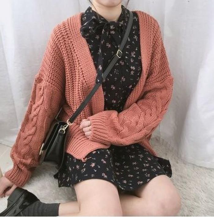 Set đồ với một chiếc váy liền đen khoác bên ngoài áo cardigan màu đỏ tưởng chừng đơn giản nhưng cực kỳ ấn tượng, nổi bật. Cũng là một lựa chọn hoàn hảo nếu các nàng muốn vẻ ngoài của mình thêm trẻ trung, cá tính.