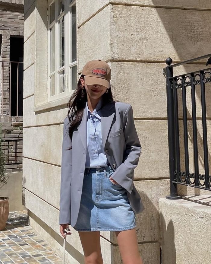 Chị em hoàn toàn có thể diện blazer theo cách năng động, phóng khoáng. Cụ thể, các nàng hãy kết hợp blazer với áo sơ mi và chân váy denim bụi bặm.