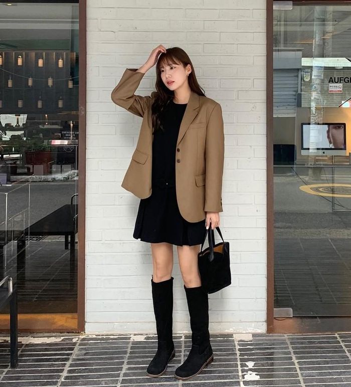 Váy ngắn và blazer luôn kết hợp rất ăn ý.