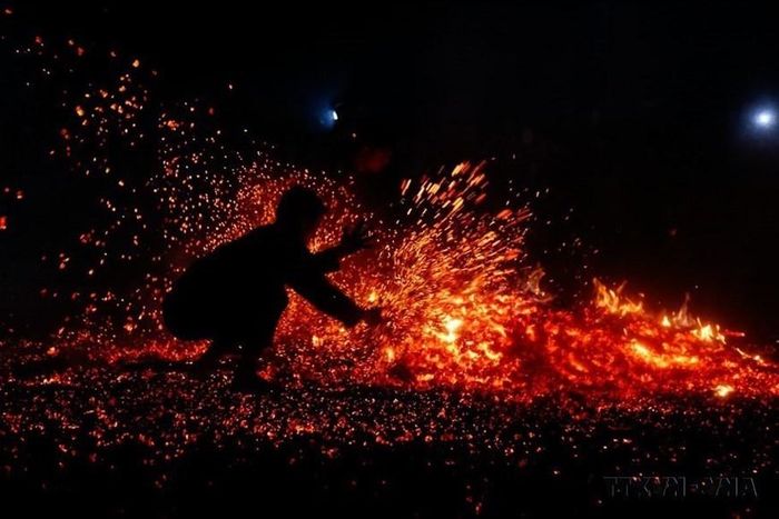 Theo người Pà Thẻn, việc nhảy lửa nhằm truyền dạy cho con cháu đời sau cách để xua đi nỗi sợ hãi, yếu đuối và kết hợp với các bài cúng, bài chú xin sức mạnh từ thần linh, giúp cho những người can đảm, mạnh mẽ mới nhảy được vào đống lửa thiêng (Tuyên Quang, 2023).(Ảnh: Nam Sương/TTXVN)