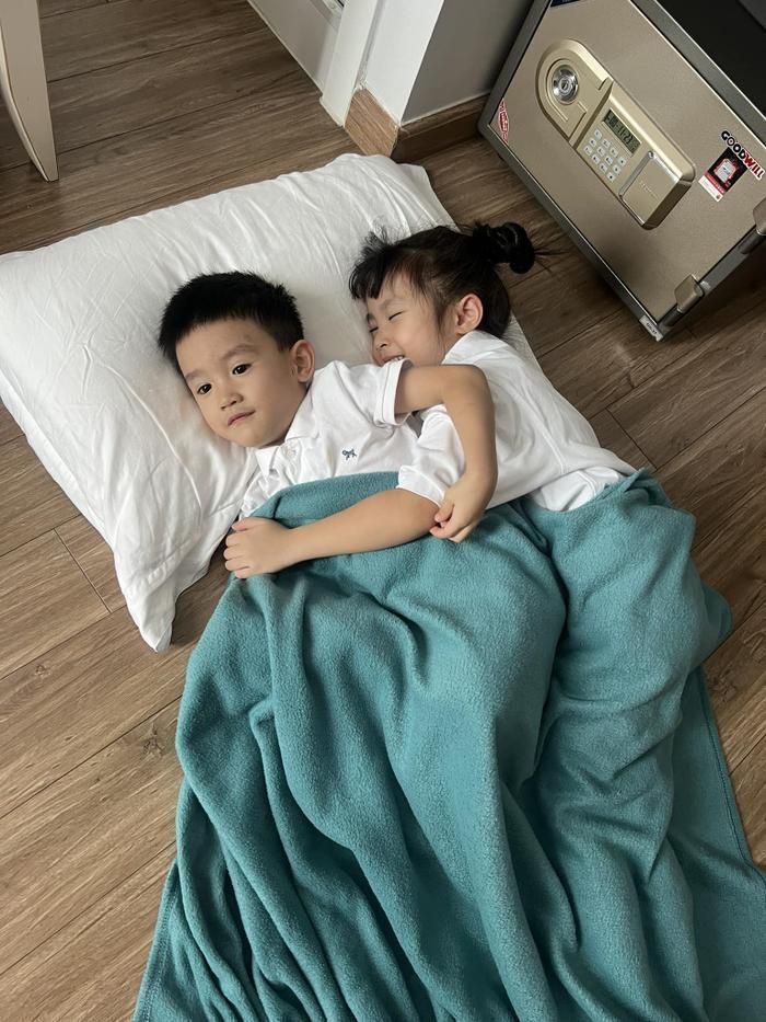 Theo lời Diệp Lâm Anh, hai con luôn nhớ về nhau và hỏi thăm mẹ trong khoảng thời gian mỗi bé sống một nơi