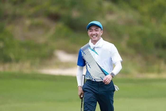 Đàm Thu Trang đăng tải khoảnh khắc ông xã lên đồ cực bảnh bao đi chơi golf.