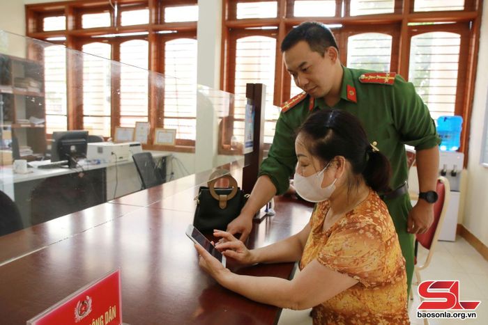 Công an Phường Quyết Thắng hỗ trợ người dân kích hoạt tài khoản định danh điện tử.