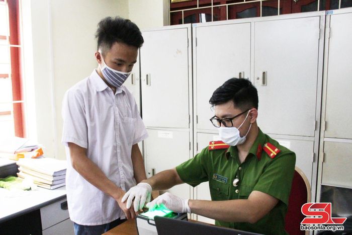 Đội Cảnh sát QLHC về TTXH, Công an Thành phố cấp CCCD cho học sinh.