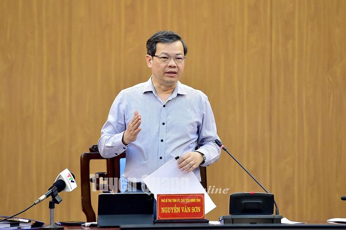 Đồng chí Nguyễn Văn Sơn, Chủ tịch UBND tỉnh phát biểu tại phiên họp.