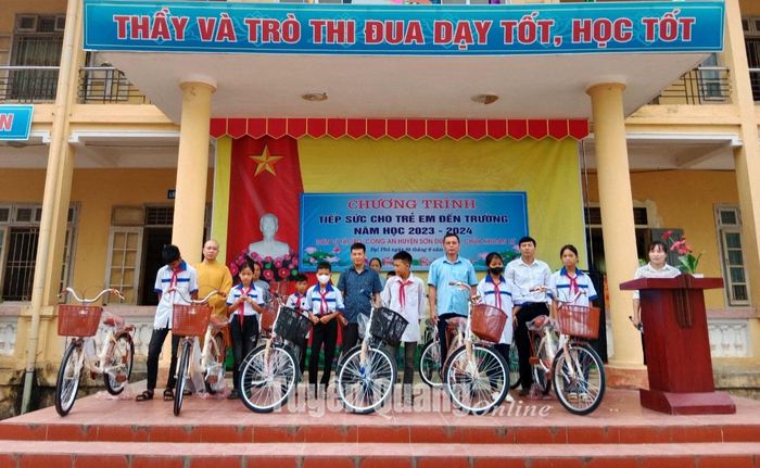 Đại biểu trao tặng xe đạp cho các em học sinh xã Đại Phú ( Sơn Dương).