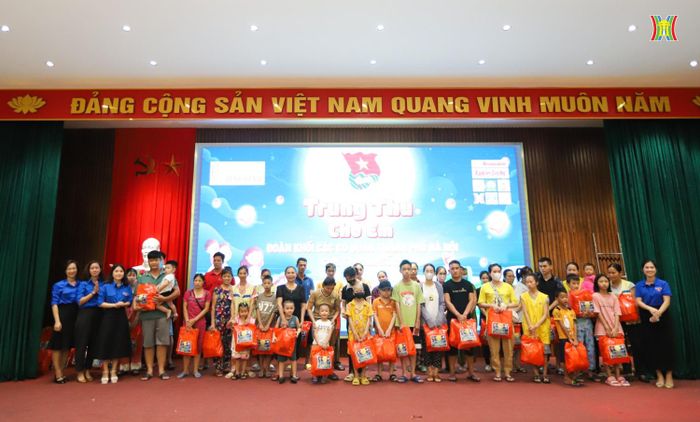 Đại diện Cụm thi đua số 2 Đoàn khối các cơ quan thành phố Hà Nội trao quà cho các em thiếu nhi tại Bệnh viện E. Ngoài ra, Cụm thi đua số 2 còn trao hỗ trợ cho 10 em nhỏ có hoàn cảnh khó khăn, mỗi em một phần quà 3 triệu đồng.