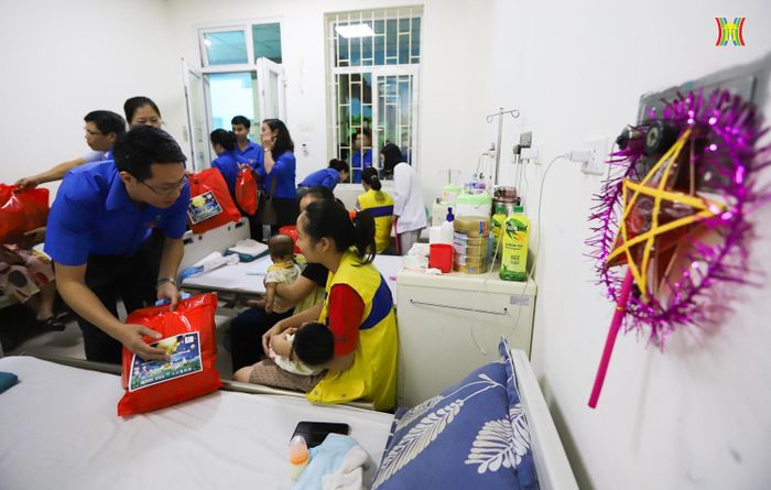 Ngày 25/9, Cụm thi đua số 2 Đoàn khối các cơ quan TP Hà Nội, phối hợp với Bệnh viện E tổ chức chương trình "Trung thu cho em" và trao tặng hơn 100 suất quà cho các bệnh nhi đang điều trị nội trú tại viện.